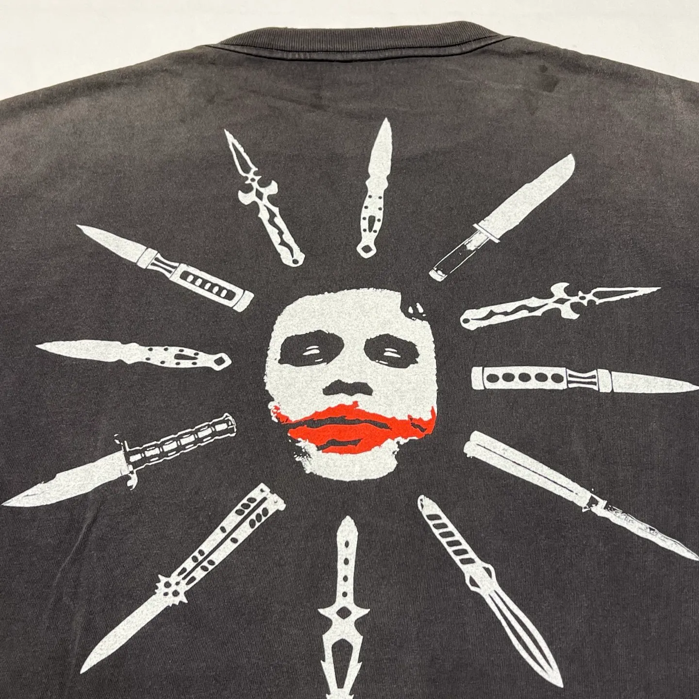⚠️This season's most important Batman-Joker IP collaboration SAINT Mxxxxxx x The Dark Knight BTM SS TEE/LIP/BLACK Dark Knight Batman collaboration Joker's Kiss/Joker Dagger retro distressed short-sleeves Washed black S-XL Assute ready-to-wear dyeing Ma Liu faded Re-washed to make old Genuine proofing Custom-made correct main mark Washed mark Differences see pictures and goods Top-notch printing technology God restores every detail of the original product